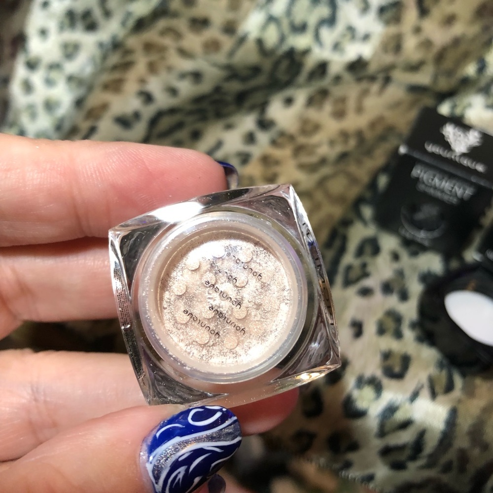 Sexy Younique Mineral pigment eyeshadow - Picture 3 of 7